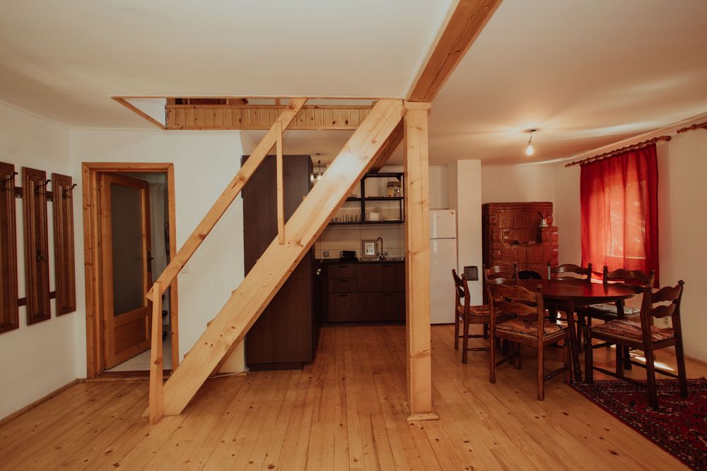 Cabană de inchiriat cu ciubăr și șemineu. Cazare BIHOR Grup/Familie