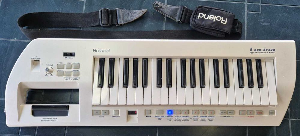 Roland Lucina AX-09 Synth Keytar (синтезатор-китара)