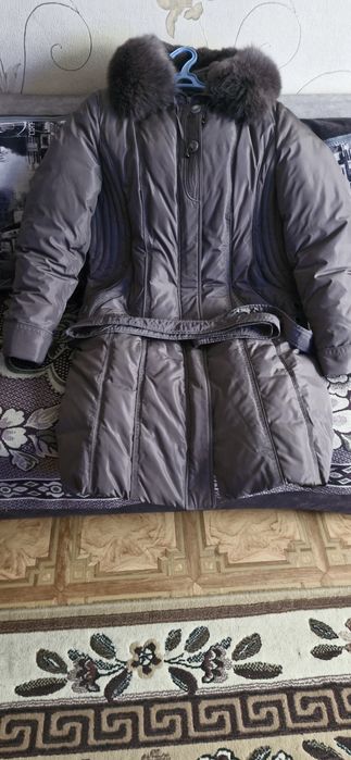 Продам пуховик с капюшоном.