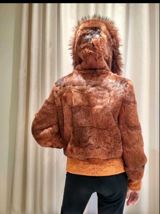 Стилно кожено яке с естествен косъм, с качулка.