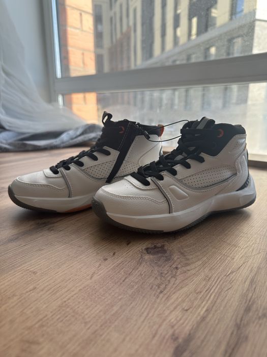 Новые кроссовки.32 размера универсальные