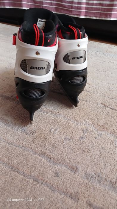 Коньки с чехлом.