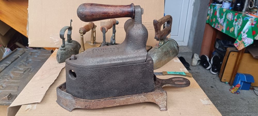 Un vechi fier de călcat pe jar