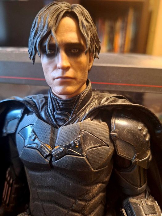 Hot Toys HT BATMAN 1/6 Robert Pattinson Action Figure MMS639
