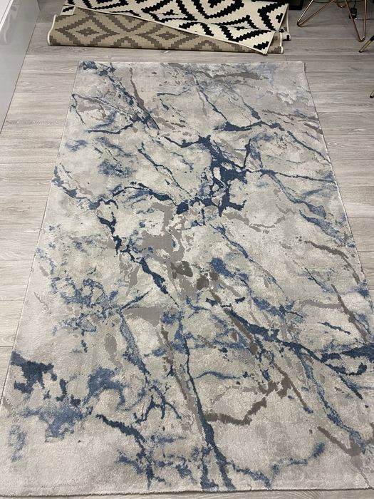 Covor modern, gri cu imprimeu bleumarin