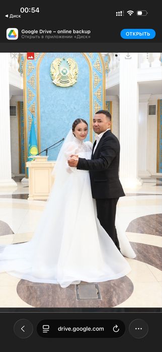 1рет киілген тазасымен тұр Той көйлек