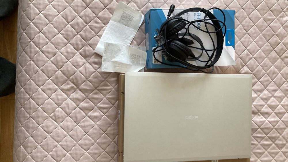 Ноутбук с наушниками