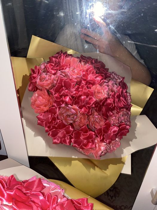 Букет ручной работы из атласной ленты. Букет состоит примерно из 50ц