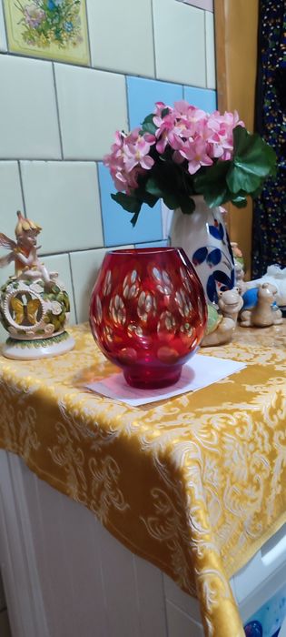 Продам вазу красную