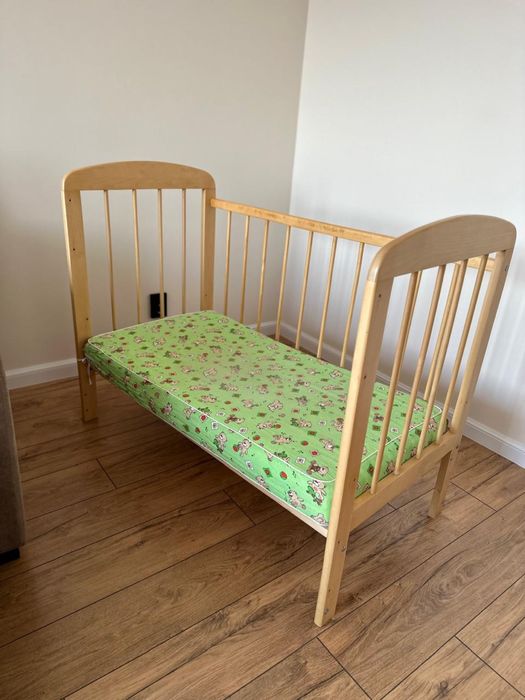 Детская кроватка с маятником