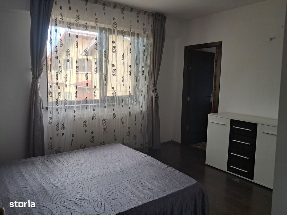Închiriez apart cu 3 camere, cu gradina proprie și parcare subterana.