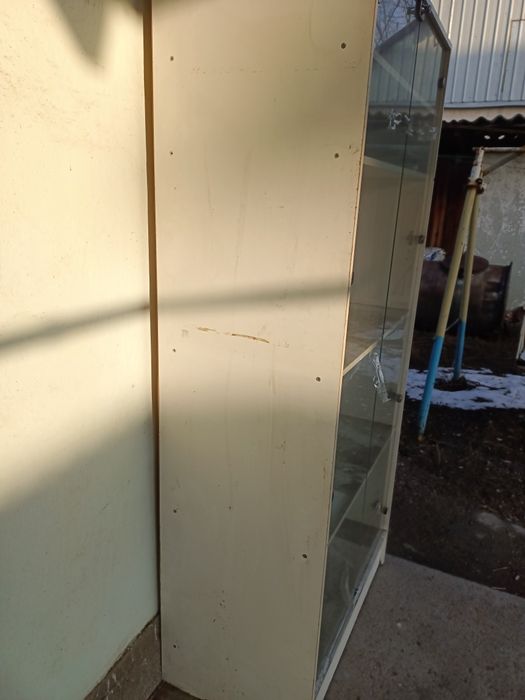 Большой стеклянный шкаф