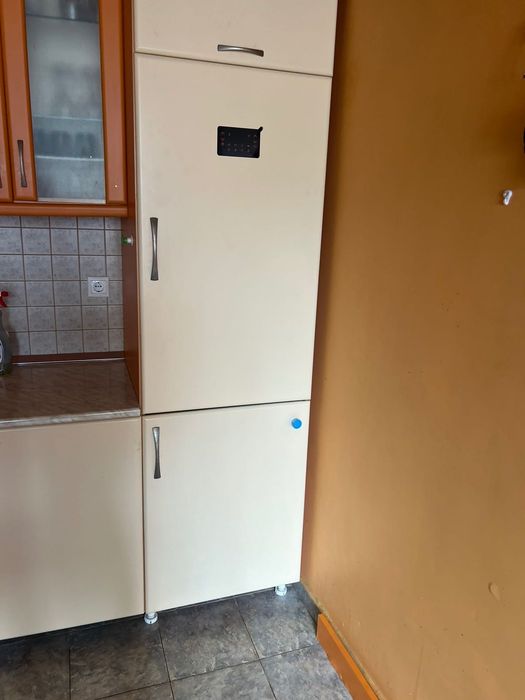 Продавам хладилник за вграждане Кьортинг