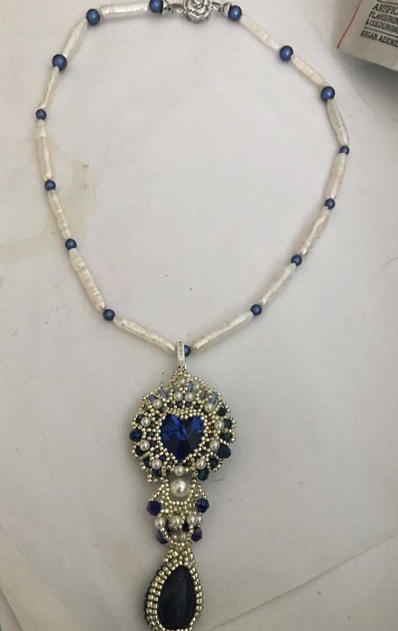 Colier handmade cu perle biwa naturalr albe,lapis lazuli si pandant