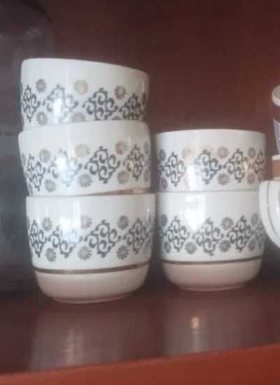 Продавам порцеланови чинии и сервизи, стъклени съдове, чаши