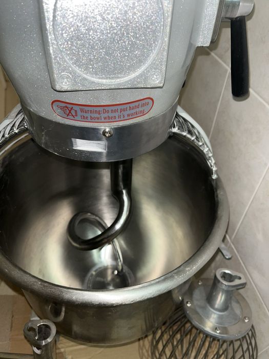 Професионален сладкарски миксер с 3 представки