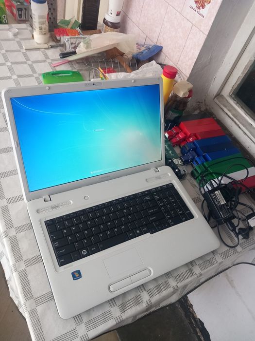 Laptop Toshiba 17.3" - AMD E450 - 1.65 - 160GB - 8GB ram Windoes 7