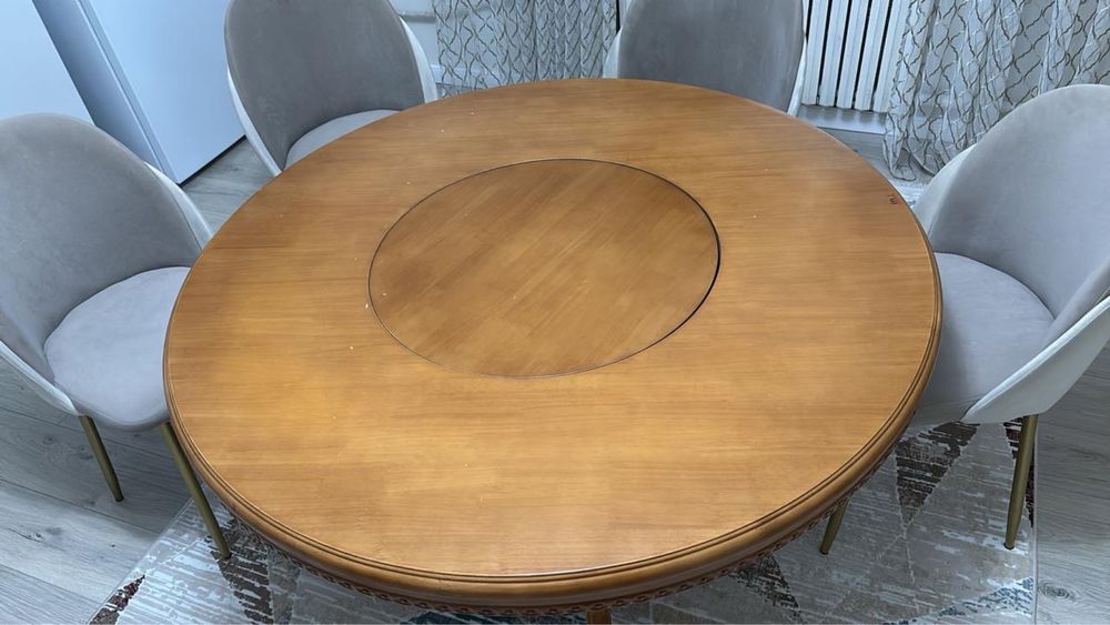 Деревянный стол со стульями