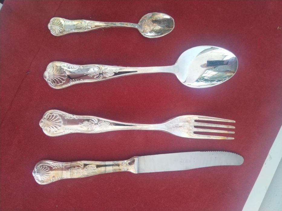 Италиански посребрени прибори за хранене 51 броя 
Комплекта е в кутия