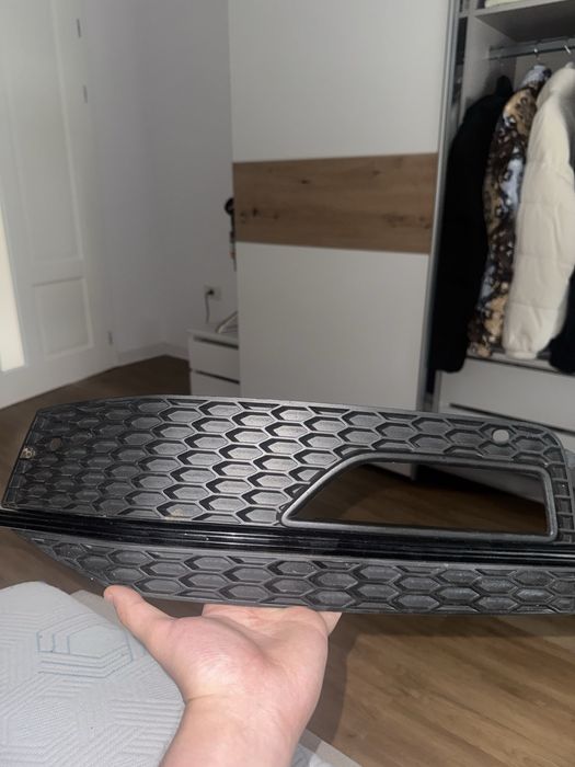 Grila Proiector stanga Audi A4 B8.5 S-Line Tip Fagure, Negru Lucios