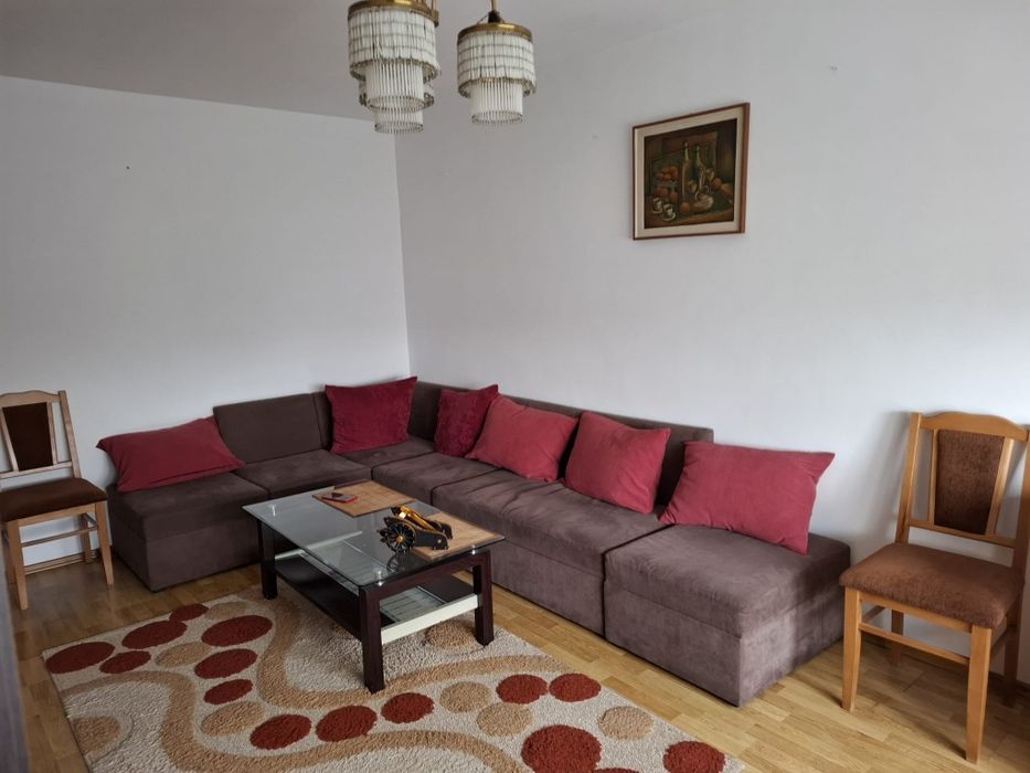P.F Închiriez apartament Broșteni zona Banca Transilvania