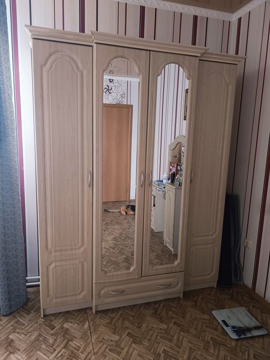 Шкаф и столик продам срочно