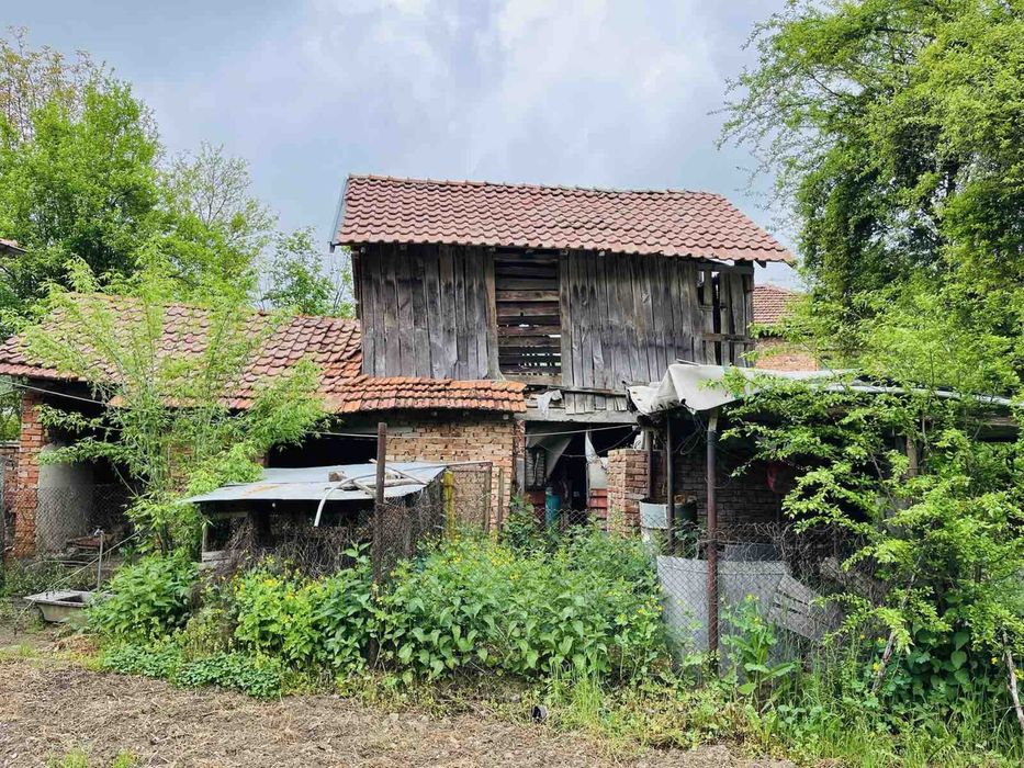 Къща с двор в с. Лопян, Софийска област