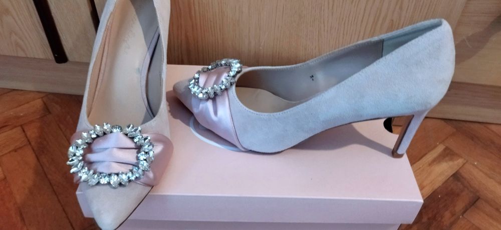 Обувките са нови с номер 38. Закупени са от Англия.