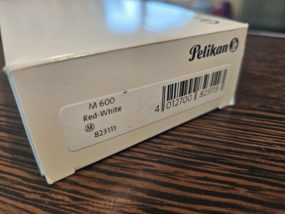 Stilou Souveran M600 Red
White, Pelikan