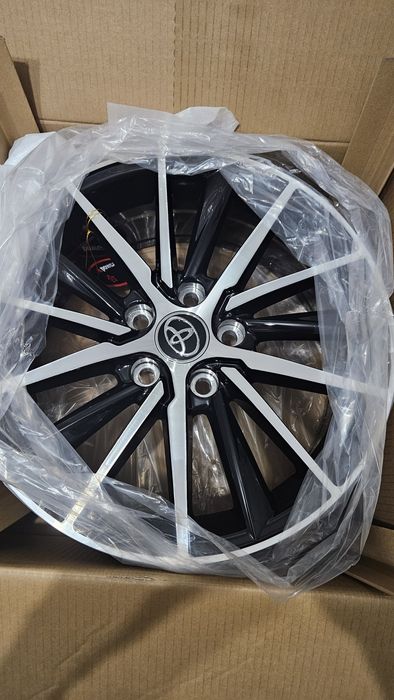 Диск с резиной на камри р17