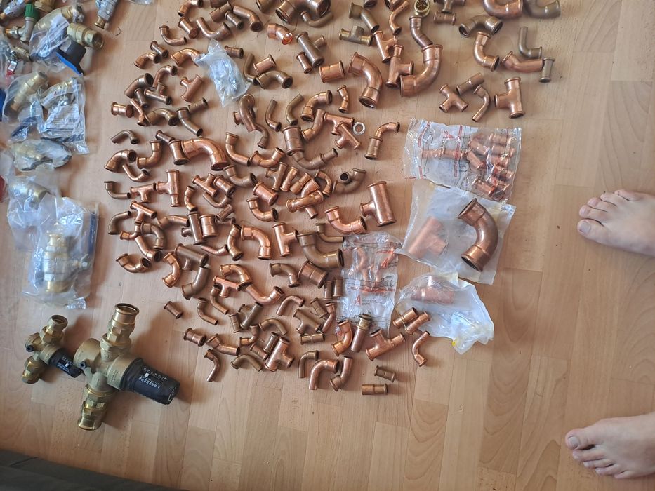 Fitinguri 130 buc  de cupru presare si robinete