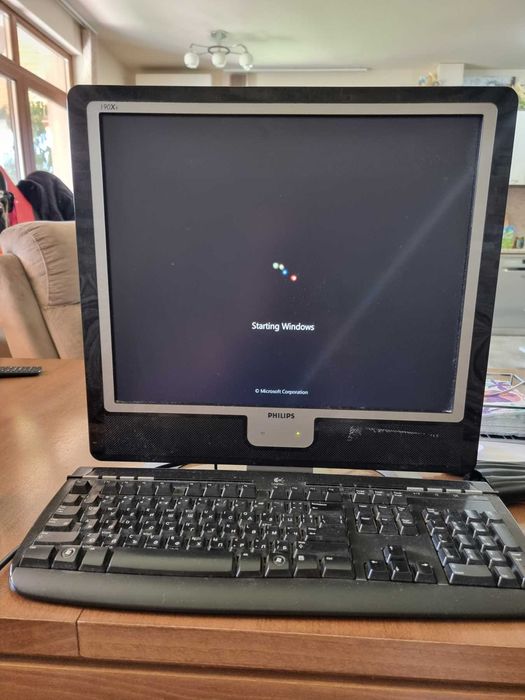 Компютър, монитор, жична клавиатура и безжична мишка