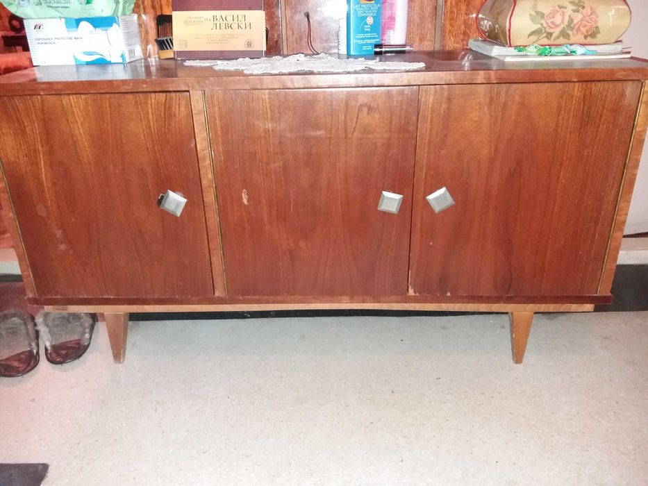 Махагонов Шкаф за антре