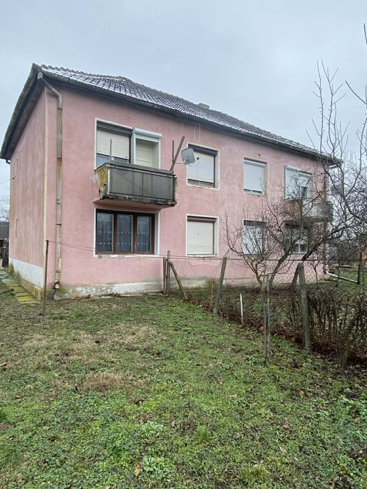 Casa de vânzare sau de închiriat este 2 camere o bucătărie un hol un șpait