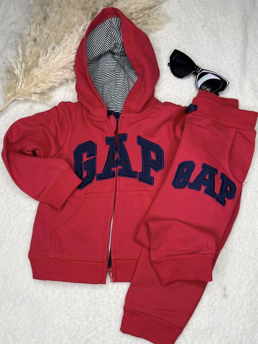 Спрртивный костюм подойдёт как на мальчика так и на девочку