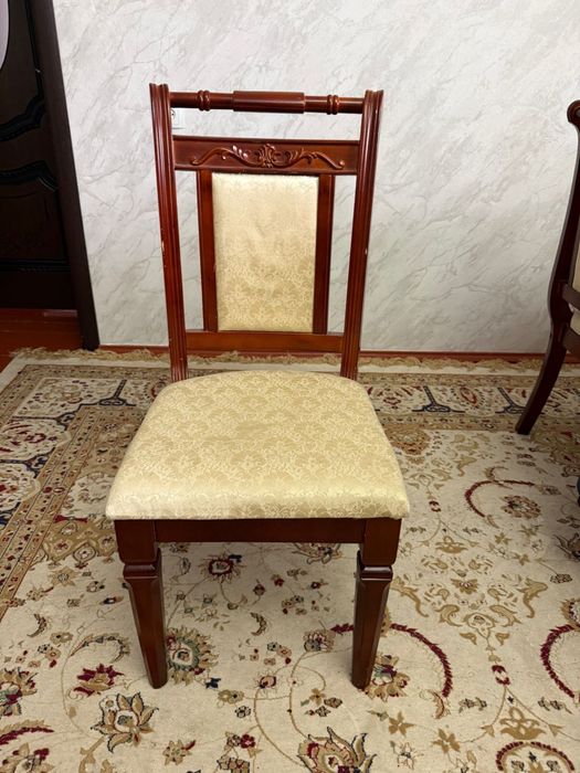 Стол со стулями для гостиной