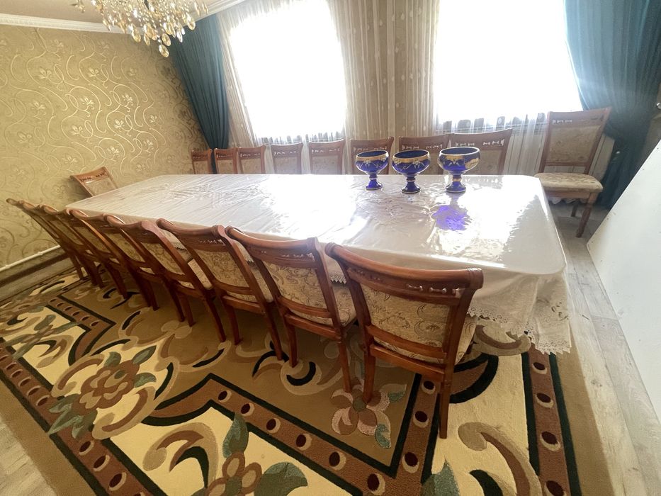 Столы и стулья в комплекте.