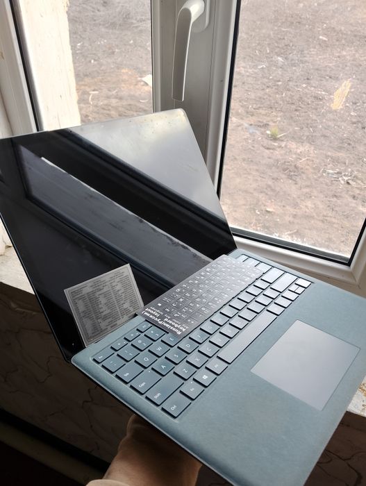 Noutbuk Surface core i5