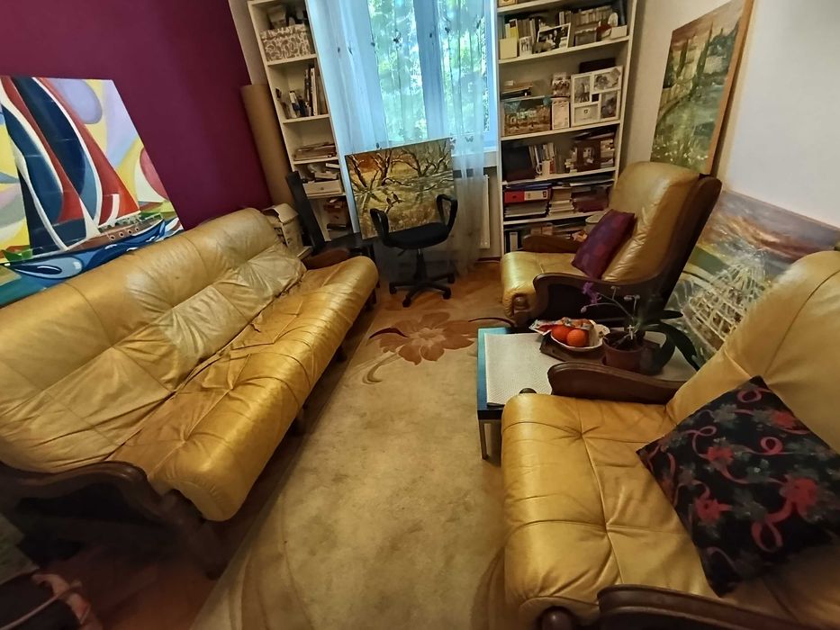 Vând Set canapea + 2 fotolii, piele naturala galbena  și lemn masiv.