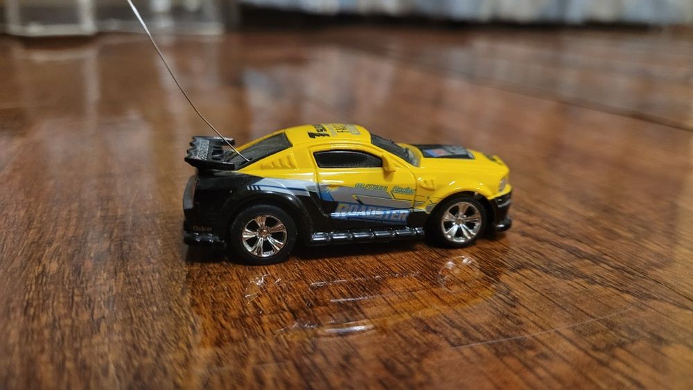 Masina cu telecomanda 1/64 Ford Mustang GT 2006