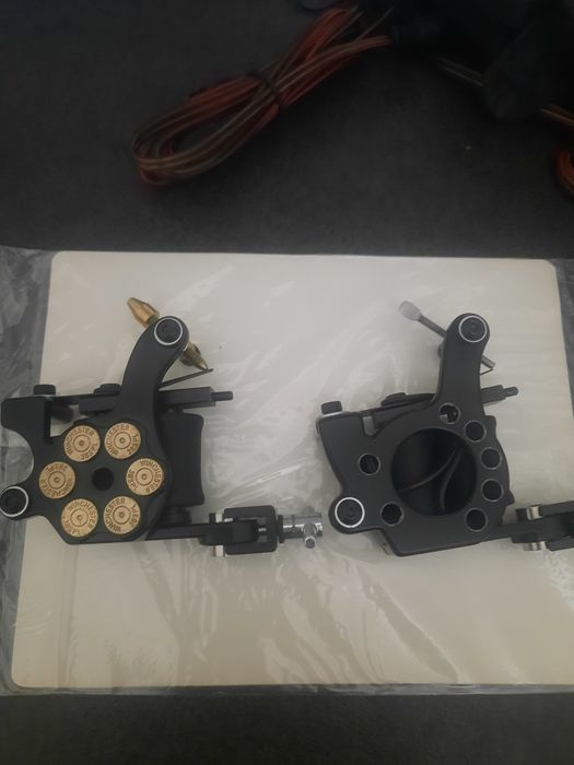 Kit de tatuat complet
-2 masini profesionale de tatuat
-sursa dig