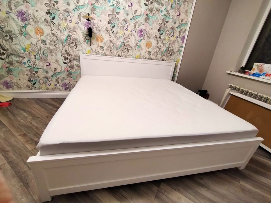 Кровать из дерева