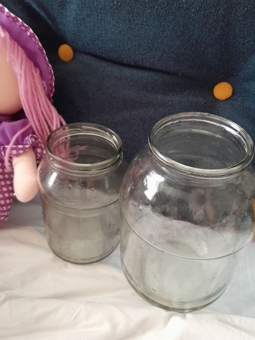 Продам  стеклянные банки:3 литровые,2 литровые,1 литровые.