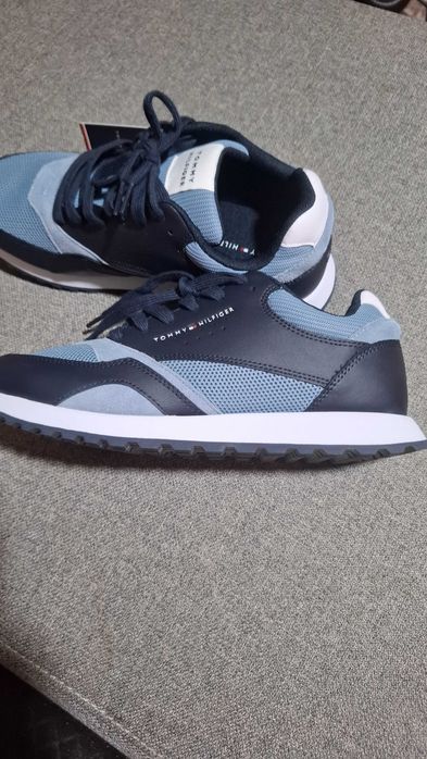 Adidasi Tommy Hilfiger noi cu eticheta marimea 41 .Pretul este fix 350 lei.