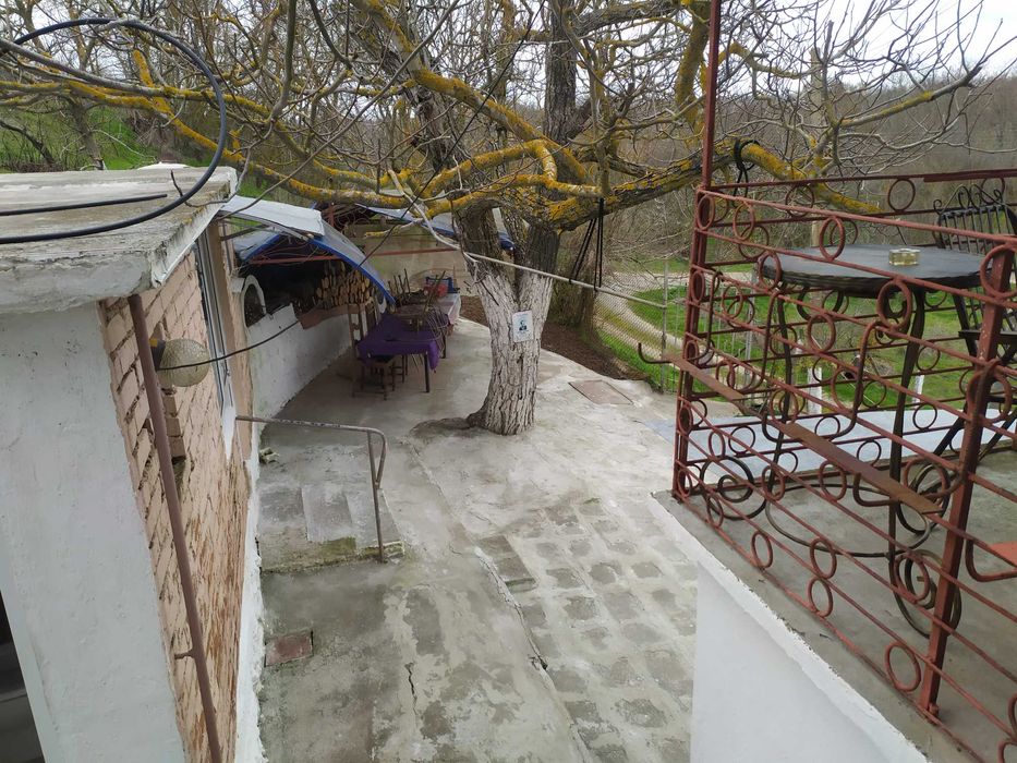 Къща с голям двор