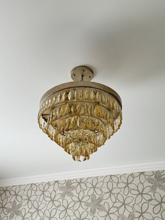 Продам люстру в отличном состоянии