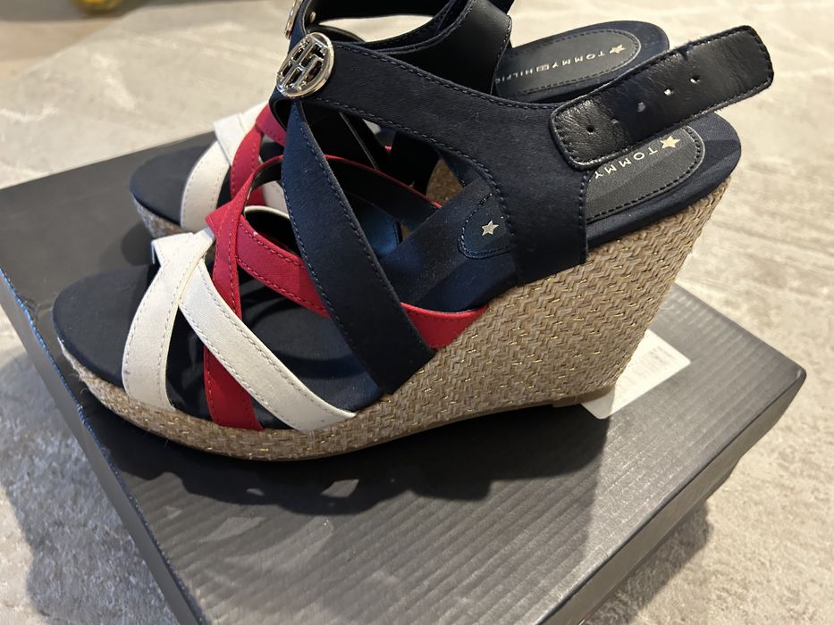 Новая летняя обувь, сандалий от Tommy Hilfiger