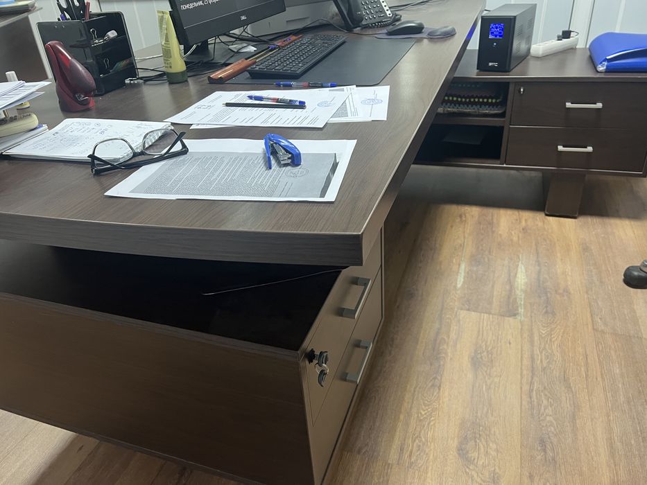 Продаю стол и кресла для руководителя
