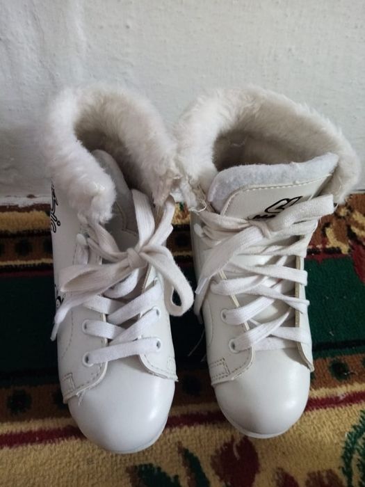 Продам коньки  на девочку