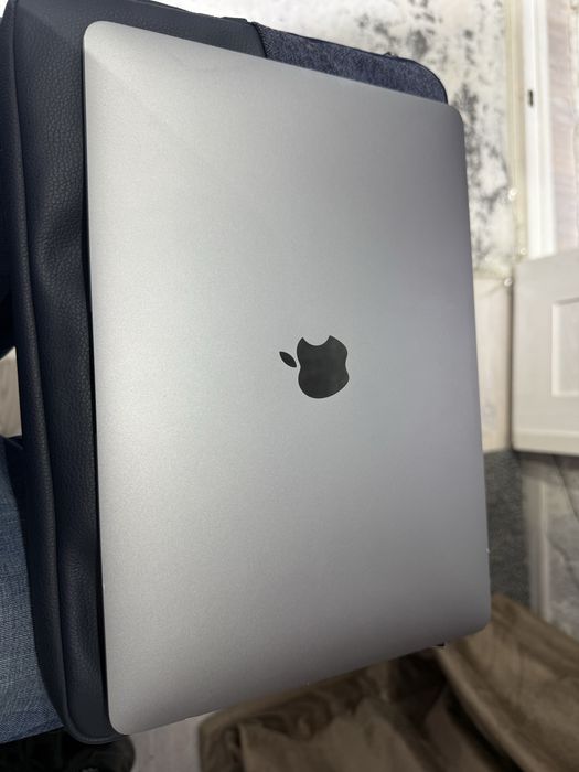 Apple Macbook Air m1 8/256 в отличном состоянии